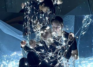 Otroligt avlägset men extremt Nu